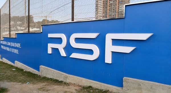 Muro com pintura e aplicação da marca RSF