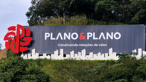 Painel de grande formato da Plano & Plano em encosta