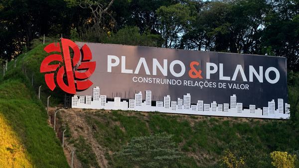 Painel da Plano & Plano, vista aproximada