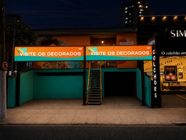 Fachada comercial com comunicação visual em laranja e turquesa
