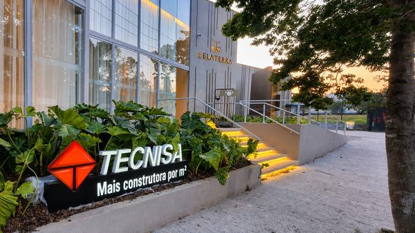 Letra caixa da Tecnisa ao entardecer