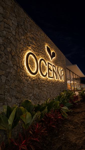 Letra caixa do Oceana iluminada, vista noturna
