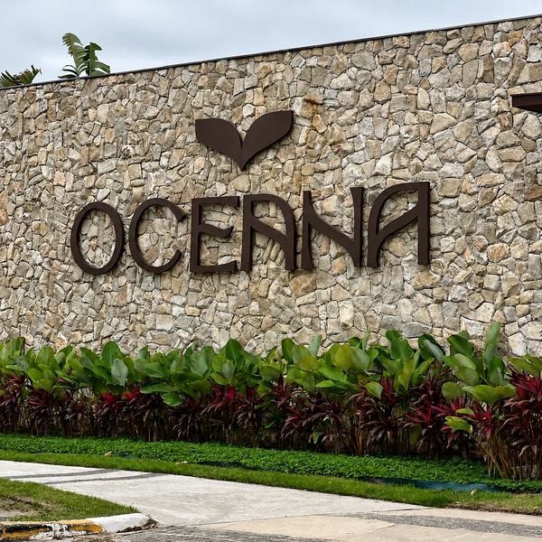 Letra caixa do Oceana em muro de pedra, de dia
