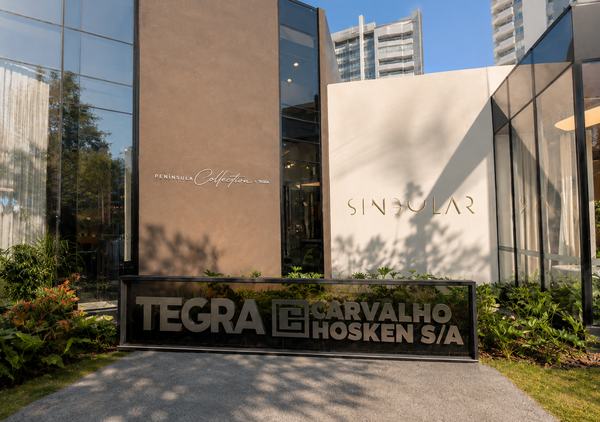 Letra caixa da Tegra e Carvalho Hosken, de dia