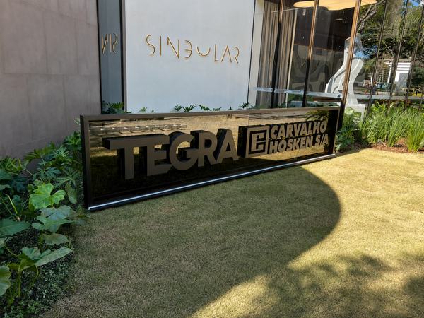 Letreiro da Tegra e Carvalho Hosken sobre o jardim