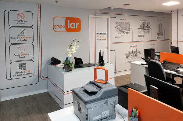 Recepção interna de stand do Grupo Lar, com comunicação visual