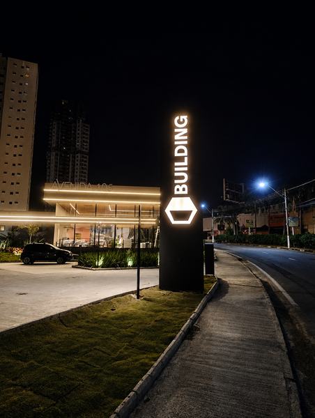 Totem iluminado do Building, à noite