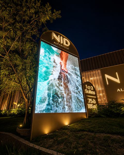 Totem com painel de LED do empreendimento NID