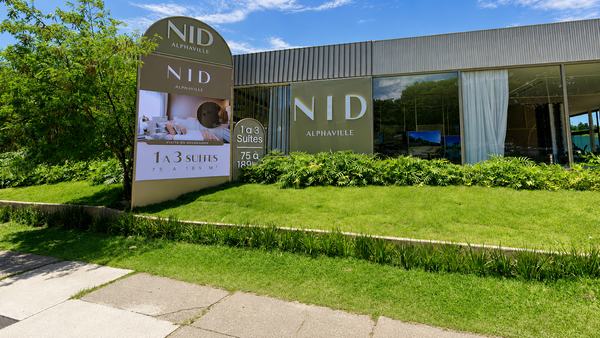 Totem do empreendimento NID em frente ao stand